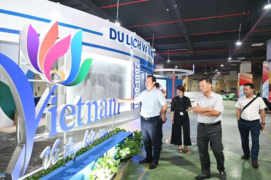 Cục trưởng Nguyễn Trùng Khánh kiểm tra công tác chuẩn bị trưng bày Du lịch Văn hóa tại Triển lãm A80 - Ảnh 1. Cục trưởng Nguyễn Trùng Khánh kiểm tra công tác chuẩn bị trưng bày Du lịch Văn hóa tại Triển lãm A80 - Ảnh 1.