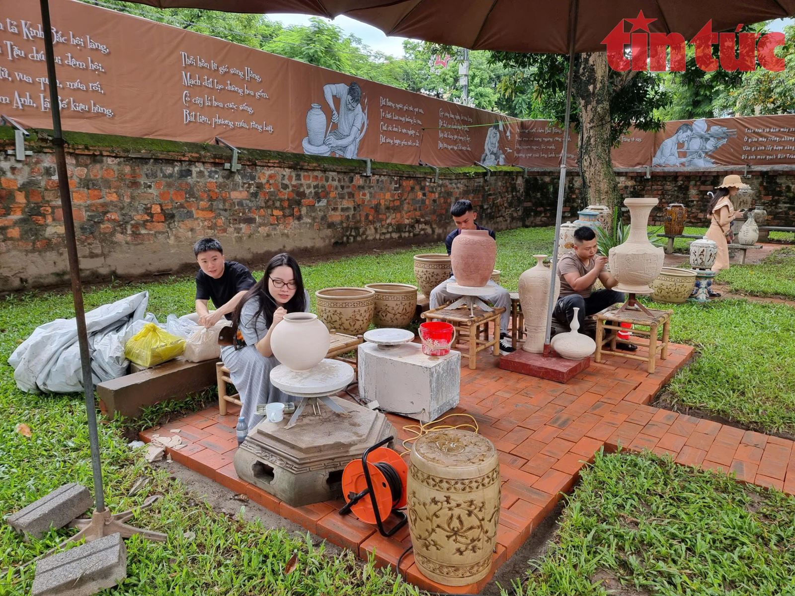 Hà Nội: Trưng bày đặc sắc gốm Bát Tràng kỷ niệm 80 năm Cách mạng Tháng Tám, Quốc khánh 2/9 - Ảnh 3. Hà Nội: Trưng bày đặc sắc gốm Bát Tràng kỷ niệm 80 năm Cách mạng Tháng Tám, Quốc khánh 2/9 - Ảnh 3.