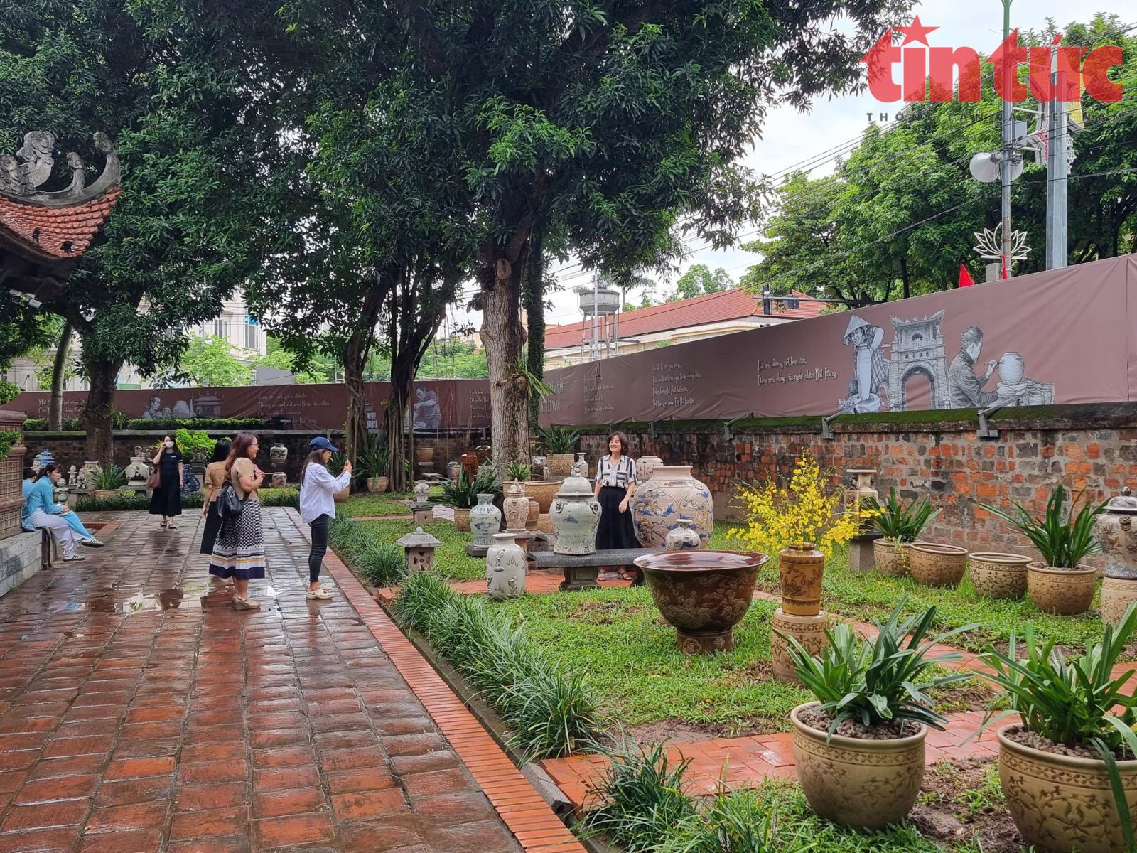 Hà Nội: Trưng bày đặc sắc gốm Bát Tràng kỷ niệm 80 năm Cách mạng Tháng Tám, Quốc khánh 2/9 - Ảnh 2. Hà Nội: Trưng bày đặc sắc gốm Bát Tràng kỷ niệm 80 năm Cách mạng Tháng Tám, Quốc khánh 2/9 - Ảnh 2.