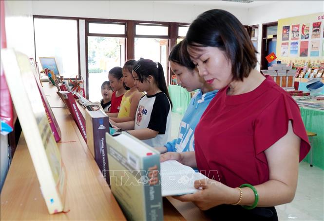 Quảng Ngãi: Trưng bày 3.000 sách, báo chủ đề 'Tinh thần Cách mạng Tháng Tám và Quốc khánh 2/9 bất diệt' - Ảnh 2. Quảng Ngãi: Trưng bày 3.000 sách, báo chủ đề 'Tinh thần Cách mạng Tháng Tám và Quốc khánh 2/9 bất diệt' - Ảnh 2.