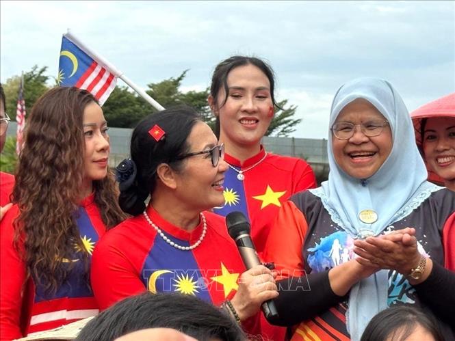 Nghệ thuật và áo dài truyền thống gắn kết quan hệ hữu nghị Việt Nam - Malaysia - Ảnh 1. Nghệ thuật và áo dài truyền thống gắn kết quan hệ hữu nghị Việt Nam - Malaysia - Ảnh 1.