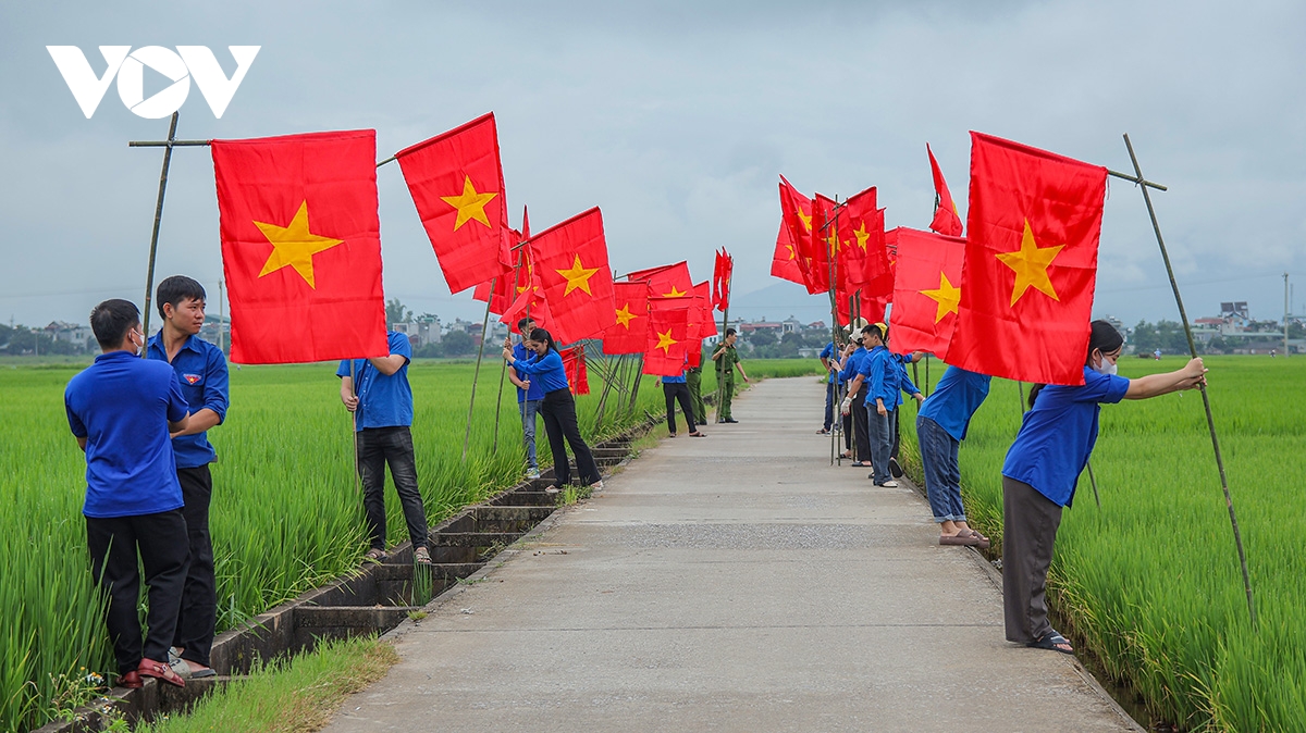 Điện Biên: Rực rỡ “con đường cờ Tổ quốc” giữa cánh đồng Mường Thanh chào mừng Quốc khánh 2/9 - Ảnh 7. Điện Biên: Rực rỡ “con đường cờ Tổ quốc” giữa cánh đồng Mường Thanh chào mừng Quốc khánh 2/9 - Ảnh 7.