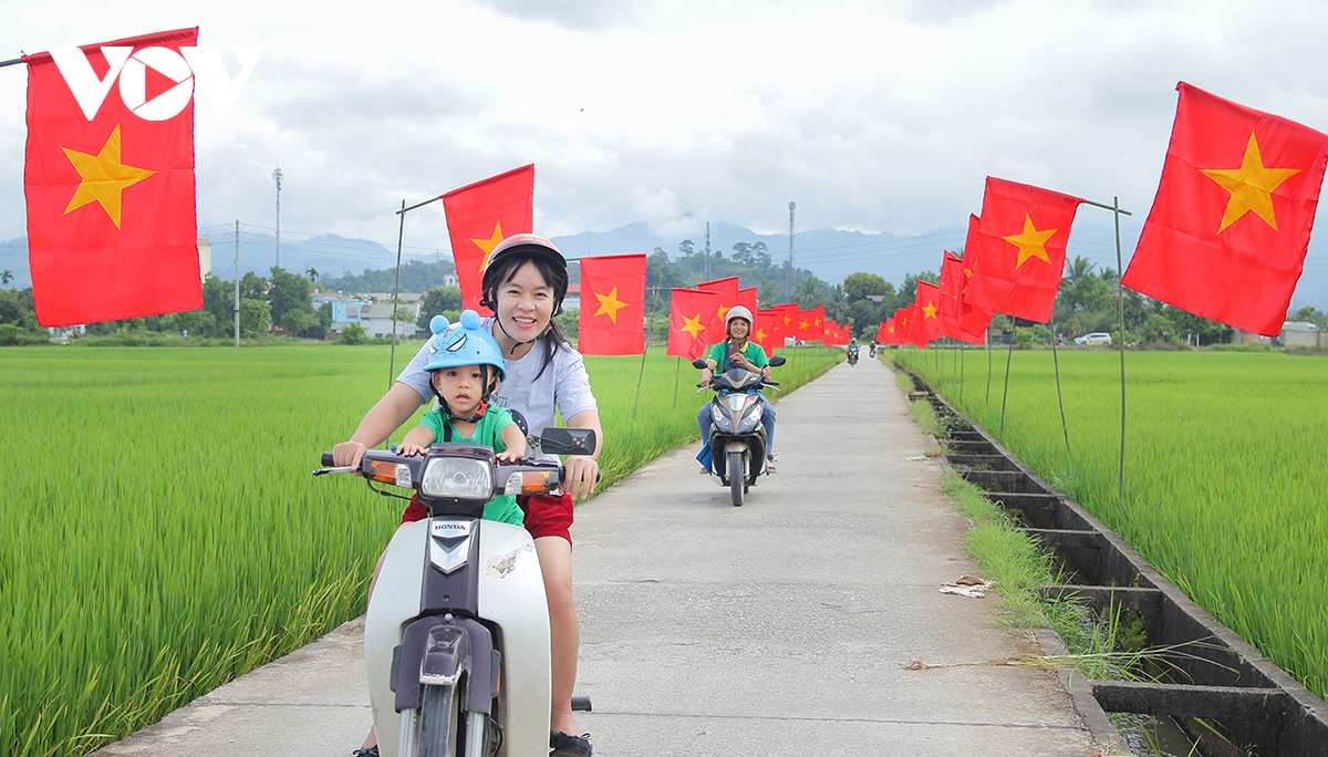 Điện Biên: Rực rỡ “con đường cờ Tổ quốc” giữa cánh đồng Mường Thanh chào mừng Quốc khánh 2/9 - Ảnh 5. Điện Biên: Rực rỡ “con đường cờ Tổ quốc” giữa cánh đồng Mường Thanh chào mừng Quốc khánh 2/9 - Ảnh 5.