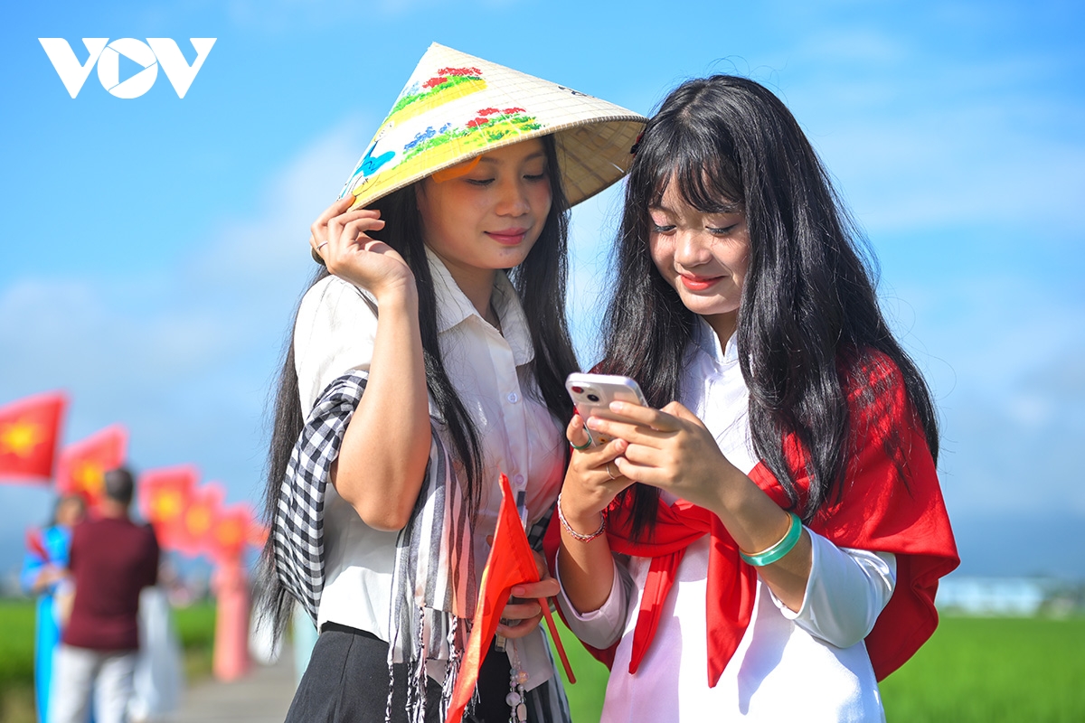 Điện Biên: Rực rỡ “con đường cờ Tổ quốc” giữa cánh đồng Mường Thanh chào mừng Quốc khánh 2/9 - Ảnh 10. Điện Biên: Rực rỡ “con đường cờ Tổ quốc” giữa cánh đồng Mường Thanh chào mừng Quốc khánh 2/9 - Ảnh 10.