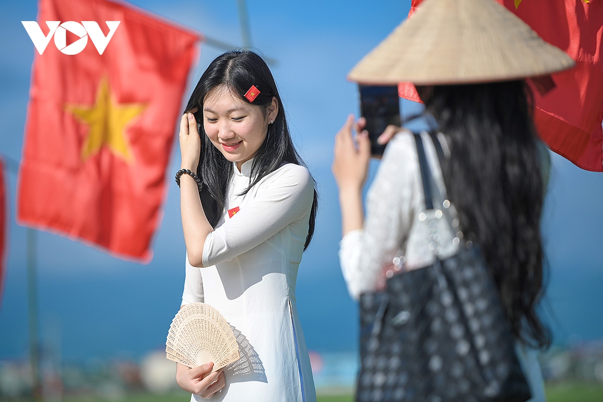 Điện Biên: Rực rỡ “con đường cờ Tổ quốc” giữa cánh đồng Mường Thanh chào mừng Quốc khánh 2/9 - Ảnh 9. Điện Biên: Rực rỡ “con đường cờ Tổ quốc” giữa cánh đồng Mường Thanh chào mừng Quốc khánh 2/9 - Ảnh 9.