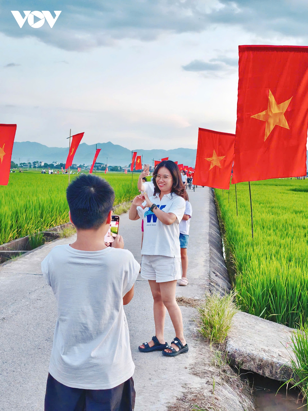 Điện Biên: Rực rỡ “con đường cờ Tổ quốc” giữa cánh đồng Mường Thanh chào mừng Quốc khánh 2/9 - Ảnh 4. Điện Biên: Rực rỡ “con đường cờ Tổ quốc” giữa cánh đồng Mường Thanh chào mừng Quốc khánh 2/9 - Ảnh 4.