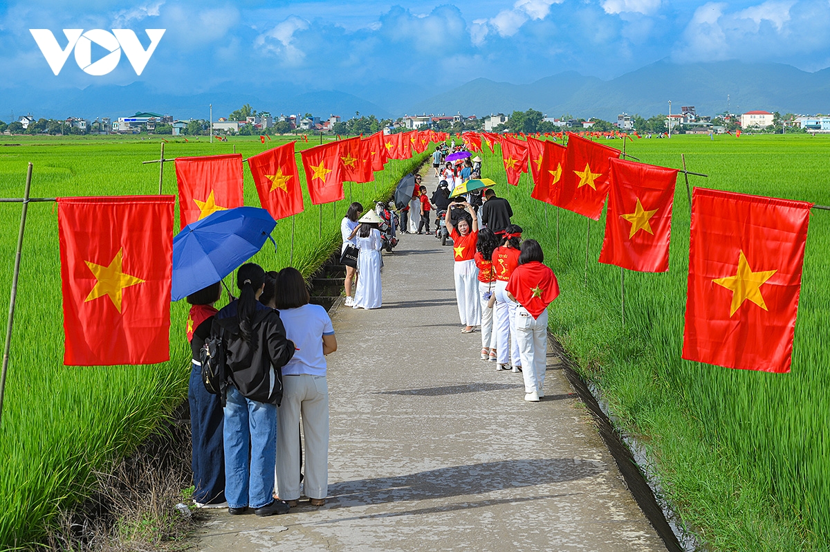 Điện Biên: Rực rỡ “con đường cờ Tổ quốc” giữa cánh đồng Mường Thanh chào mừng Quốc khánh 2/9 - Ảnh 6. Điện Biên: Rực rỡ “con đường cờ Tổ quốc” giữa cánh đồng Mường Thanh chào mừng Quốc khánh 2/9 - Ảnh 6.