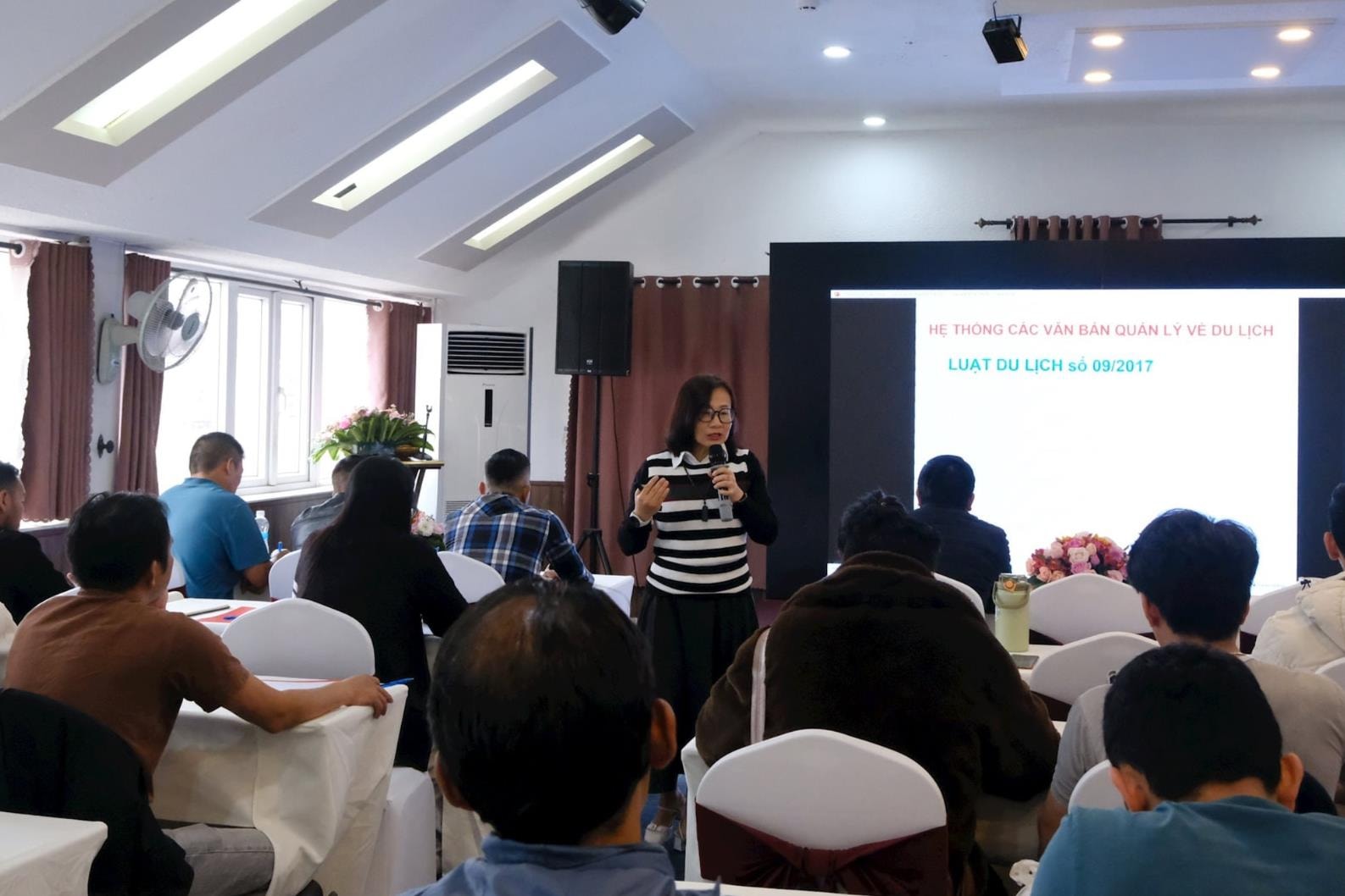 Nâng cao kiến thức, cập nhật thông tin mới cho hướng dẫn viên du lịch Lâm Đồng - Ảnh 1. Nâng cao kiến thức, cập nhật thông tin mới cho hướng dẫn viên du lịch Lâm Đồng - Ảnh 1.