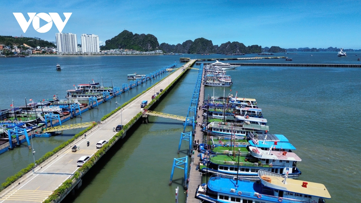 Quảng Ninh phấn đấu trở thành trung tâm du lịch kết nối khu vực và quốc tế - Ảnh 1. Quảng Ninh phấn đấu trở thành trung tâm du lịch kết nối khu vực và quốc tế - Ảnh 1.