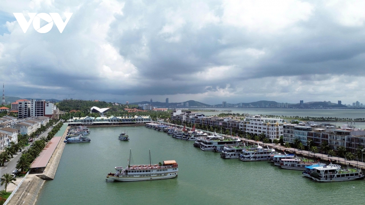 Quảng Ninh phấn đấu trở thành trung tâm du lịch kết nối khu vực và quốc tế - Ảnh 2. Quảng Ninh phấn đấu trở thành trung tâm du lịch kết nối khu vực và quốc tế - Ảnh 2.