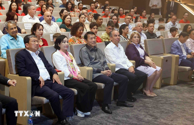 Lần đầu tiên đoàn kịch thiếu nhi Cuba biểu diễn tại Việt Nam - Ảnh 2. Lần đầu tiên đoàn kịch thiếu nhi Cuba biểu diễn tại Việt Nam - Ảnh 2.