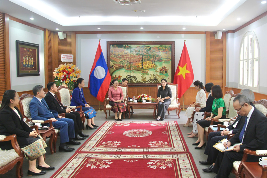 80 năm Quốc khánh: Đại sứ Lào tại Việt Nam chúc mừng tập thể Lãnh đạo, cán bộ Bộ Văn hóa, Thể thao và Du lịch - Ảnh 2. 80 năm Quốc khánh: Đại sứ Lào tại Việt Nam chúc mừng tập thể Lãnh đạo, cán bộ Bộ Văn hóa, Thể thao và Du lịch - Ảnh 2.