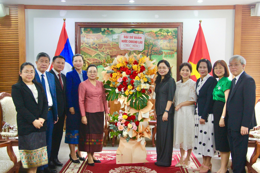 80 năm Quốc khánh: Đại sứ Lào tại Việt Nam chúc mừng tập thể Lãnh đạo, cán bộ Bộ Văn hóa, Thể thao và Du lịch - Ảnh 4. 80 năm Quốc khánh: Đại sứ Lào tại Việt Nam chúc mừng tập thể Lãnh đạo, cán bộ Bộ Văn hóa, Thể thao và Du lịch - Ảnh 4.