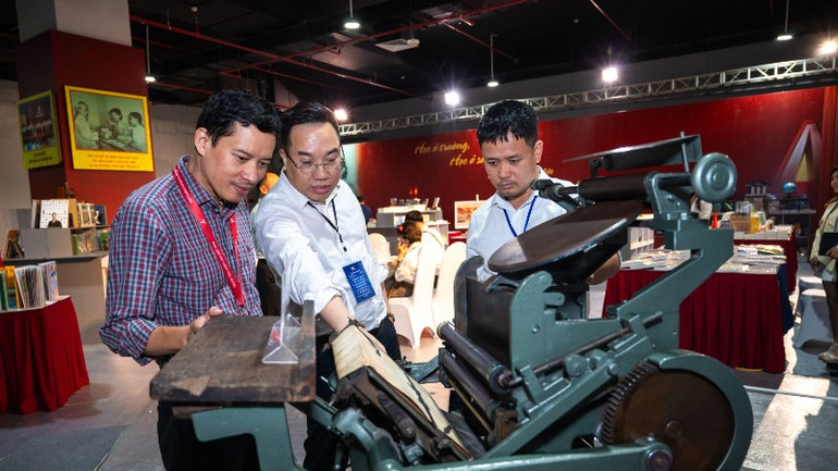 Từ sách lá, thẻ tre đến sách điện tử hiện đại tại Triển lãm thành tựu ...