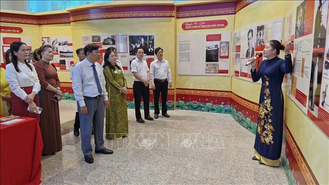 Triển lãm trưng bày chuyên đề 'Hồ Chí Minh - Những nét phác họa chân dung' - Ảnh 2. Triển lãm trưng bày chuyên đề 'Hồ Chí Minh - Những nét phác họa chân dung' - Ảnh 2.