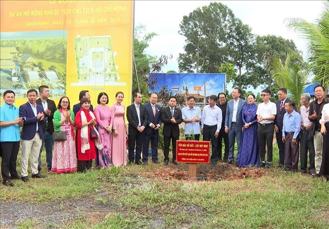 Lan tỏa tủ sách Bác Hồ tại các khu di tích Chủ tịch Hồ Chí Minh ở Thái Lan - Ảnh 4. Lan tỏa tủ sách Bác Hồ tại các khu di tích Chủ tịch Hồ Chí Minh ở Thái Lan - Ảnh 4.