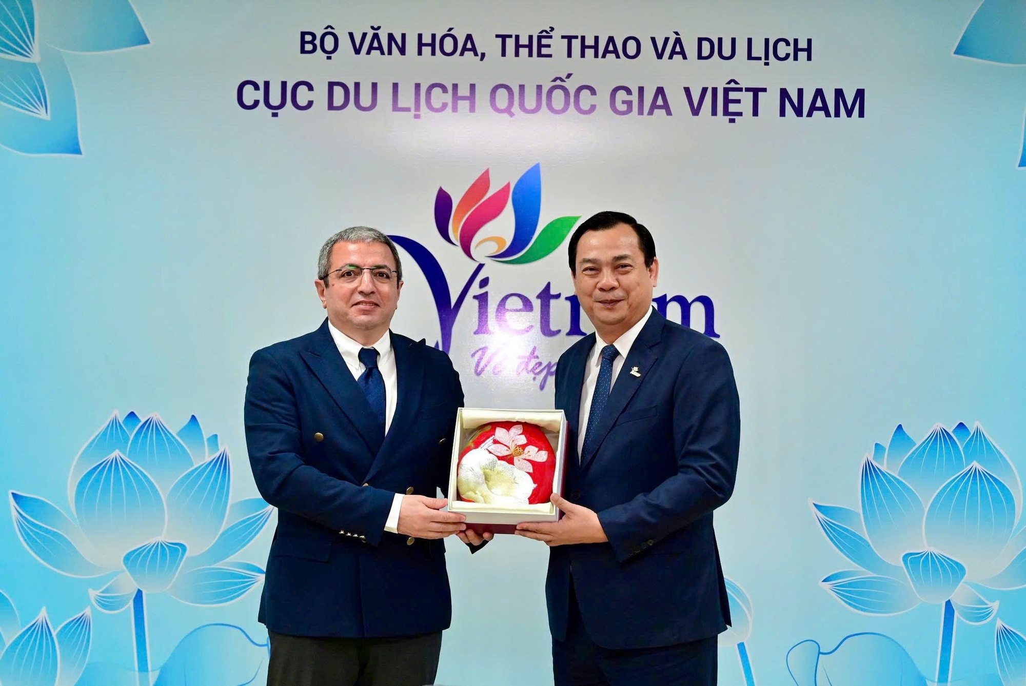 Tăng cường kết nối, mở rộng hợp tác du lịch Việt Nam - Azerbaijan - Ảnh 4. Tăng cường kết nối, mở rộng hợp tác du lịch Việt Nam - Azerbaijan - Ảnh 4.