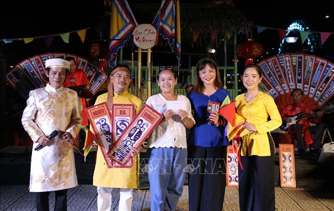 Khi bài Chòi hồi sinh mạnh mẽ giữa đô thị hiện đại - Ảnh 6. Khi bài Chòi hồi sinh mạnh mẽ giữa đô thị hiện đại - Ảnh 6.