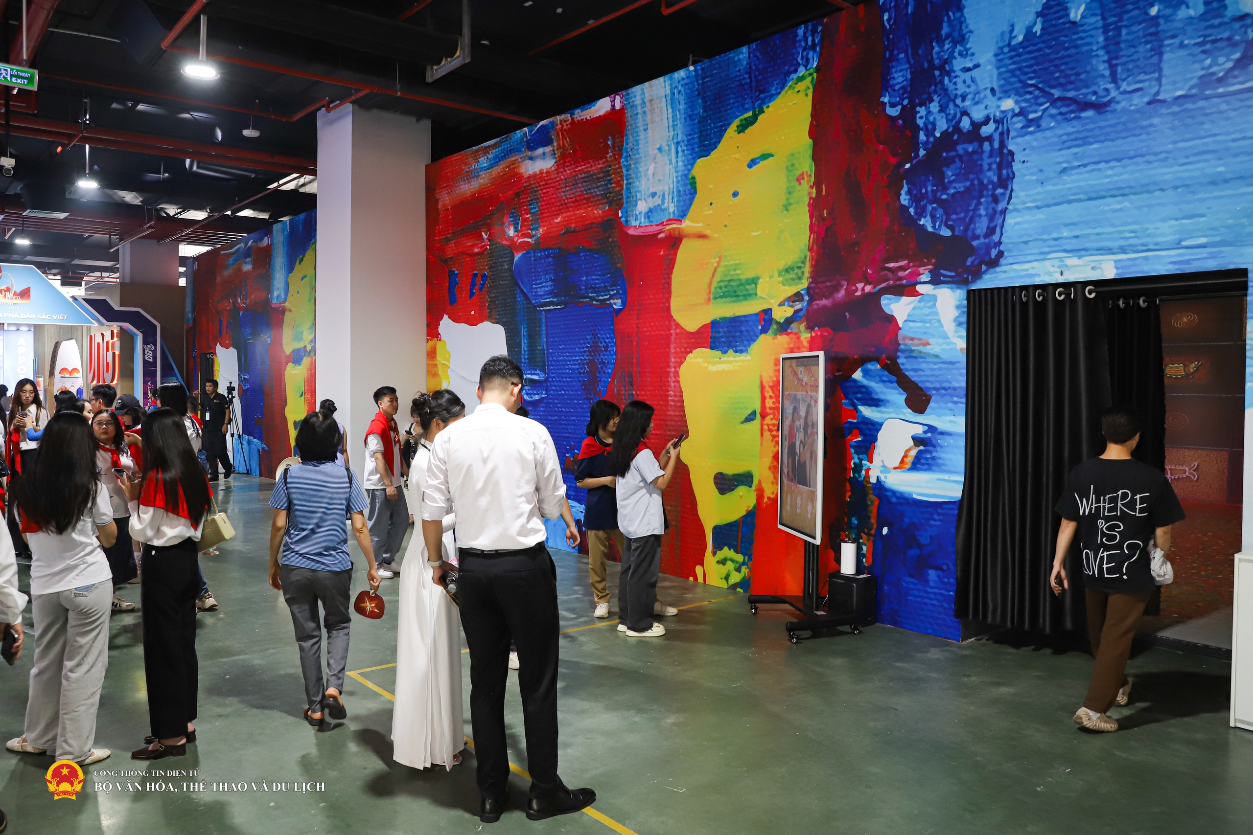 マッピングプロジェクションアート空間を楽しむ来場者 - 写真1。 Du khách thích thú với không gian mỹ thuật trình chiếu mapping - Ảnh 1.