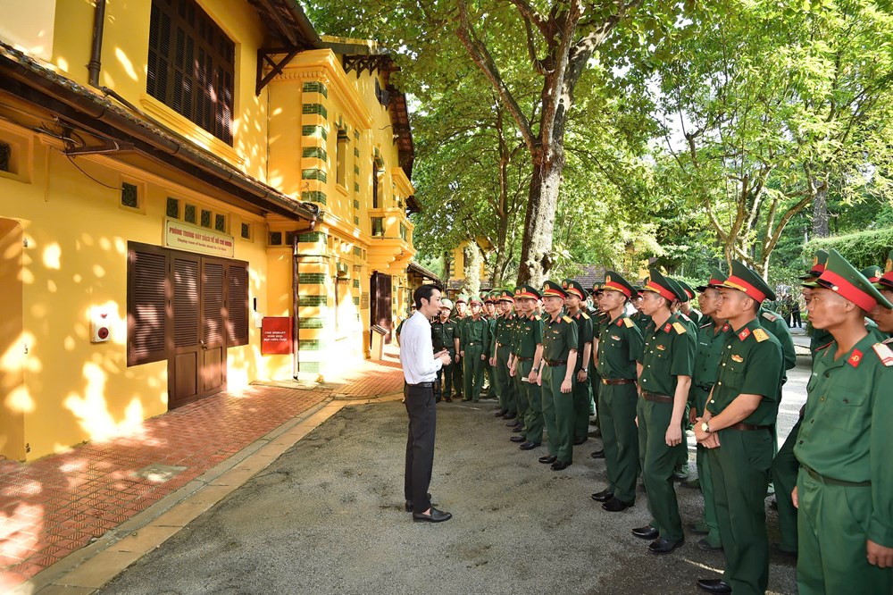 Streitkräfte, die an der Parade teilnehmen, besichtigen die Gedenkstätte für Präsident Ho Chi Minh im Präsidentenpalast und lernen deren Geschichte kennen. – Foto 2. Các lực lượng tham gia diễu binh, diễu hành tham quan, học tập lịch sử tại Khu Di tích Chủ tịch Hồ Chí Minh tại Phủ Chủ tịch. - Ảnh 2.