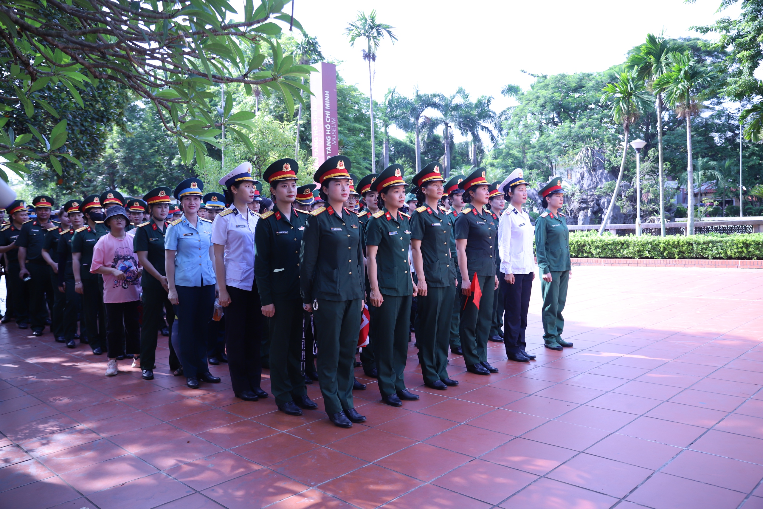 Streitkräfte, die an der Parade teilnehmen, besichtigen die Gedenkstätte für Präsident Ho Chi Minh im Präsidentenpalast und lernen deren Geschichte kennen. – Foto 1. Các lực lượng tham gia diễu binh, diễu hành tham quan, học tập lịch sử tại Khu Di tích Chủ tịch Hồ Chí Minh tại Phủ Chủ tịch. - Ảnh 1.