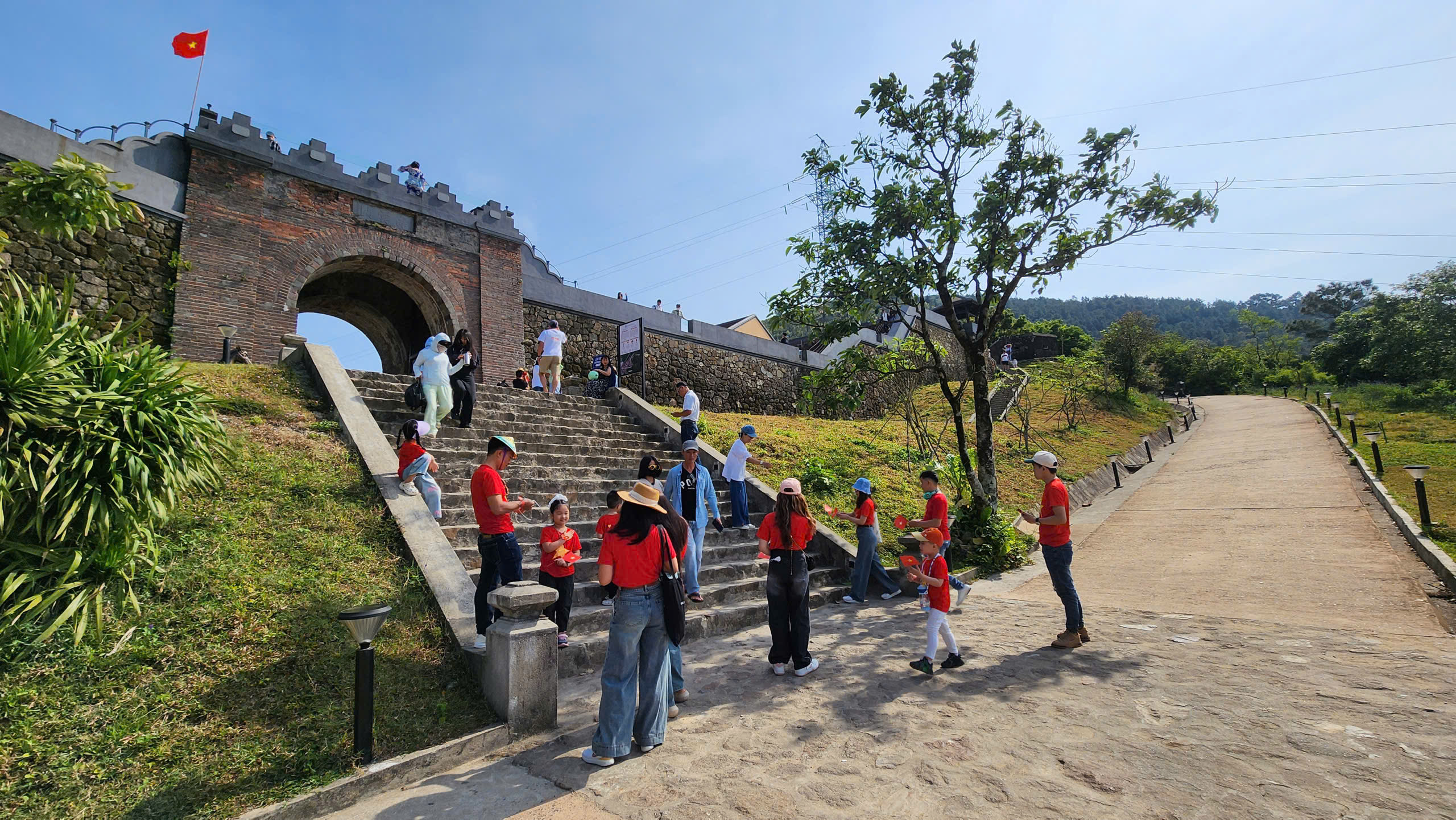 ចំនួនអ្នកទេសចរមកទស្សនាទីក្រុង Hue ក្នុងរយៈពេល 7 ខែដំបូងនៃឆ្នាំ 2025 នឹងលើសពីឆ្នាំ 2024 - រូបថត 1. Lượng khách đến Huế 7 tháng đầu năm 2025 vượt năm 2024 - Ảnh 1.