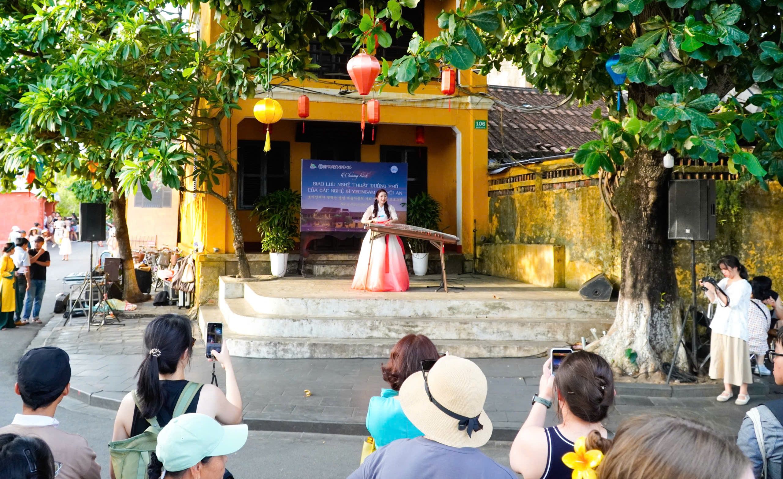 ホイアンでヨンアムと韓国の芸術家が芸術を交流 - 写真1。 Các nghệ sĩ Yeongam, Hàn Quốc giao lưu nghệ thuật tại Hội An - Ảnh 1.