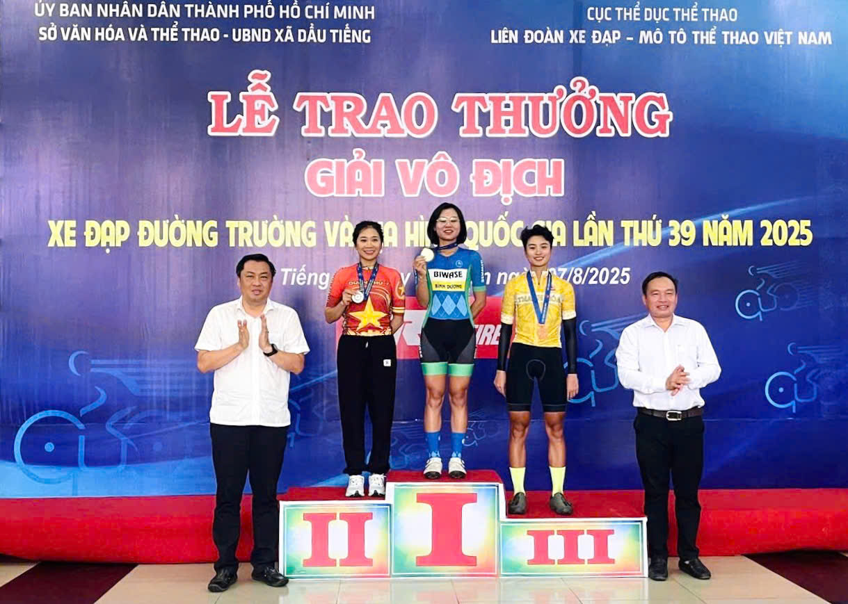 Ceremonia de premiación prueba Mountain Bike – Campeonato Nacional de Ruta y Mountain Bike 2025 – Foto 1. Trao thưởng nội dung Xe đạp địa hình - Giải vô địch xe đạp đường trường và địa hình quốc gia năm 2025 - Ảnh 1.