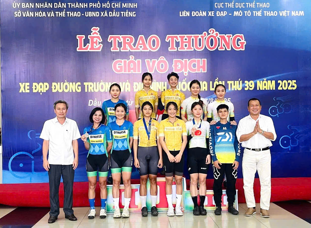 Ceremonia de premiación prueba Mountain Bike – Campeonato Nacional de Ruta y Mountain Bike 2025 – Foto 2. Trao thưởng nội dung Xe đạp địa hình - Giải vô địch xe đạp đường trường và địa hình quốc gia năm 2025 - Ảnh 2.