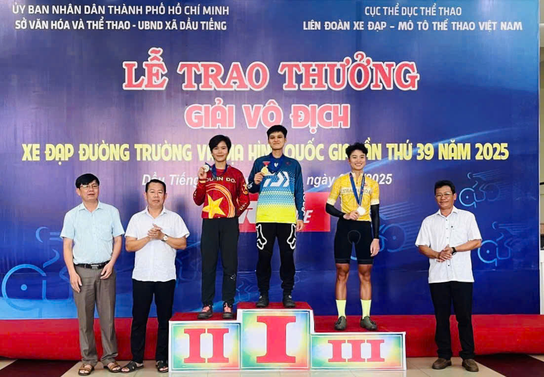 Ceremonia de premiación prueba Mountain Bike – Campeonato Nacional de Ruta y Mountain Bike 2025 – Foto 3. Trao thưởng nội dung Xe đạp địa hình - Giải vô địch xe đạp đường trường và địa hình quốc gia năm 2025 - Ảnh 3.