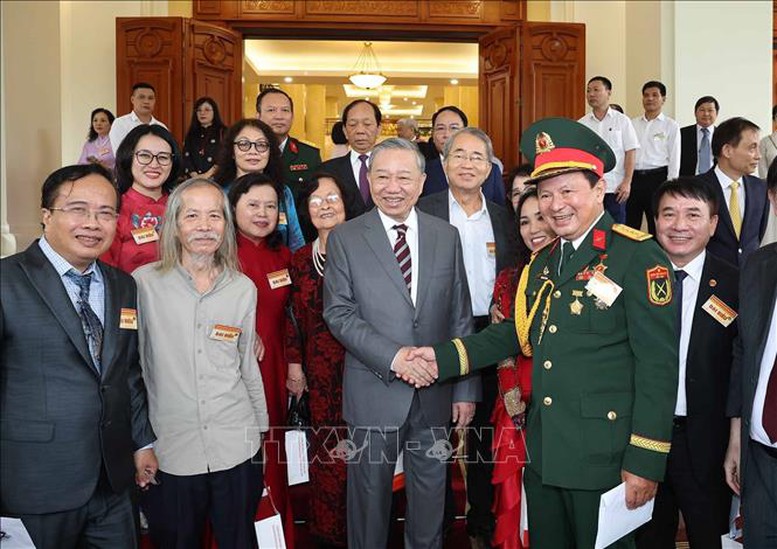 Tổng Bí thư: Trí thức, nhà khoa học, văn nghệ sĩ tiếp tục là lực lượng tiên phong mở đường cho dân tộc tiến lên mạnh mẽ - Ảnh 4. Tổng Bí thư: Trí thức, nhà khoa học, văn nghệ sĩ tiếp tục là lực lượng tiên phong mở đường cho dân tộc tiến lên mạnh mẽ - Ảnh 4.