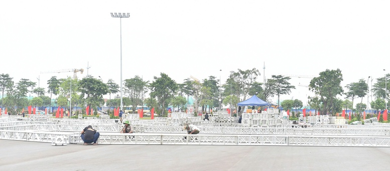 Thi công liên tục 24/7 để đảm bảo tiến độ Triển lãm thành tựu Đất nước nhân dịp kỷ niệm 80 năm Ngày Quốc khánh - Ảnh 8.