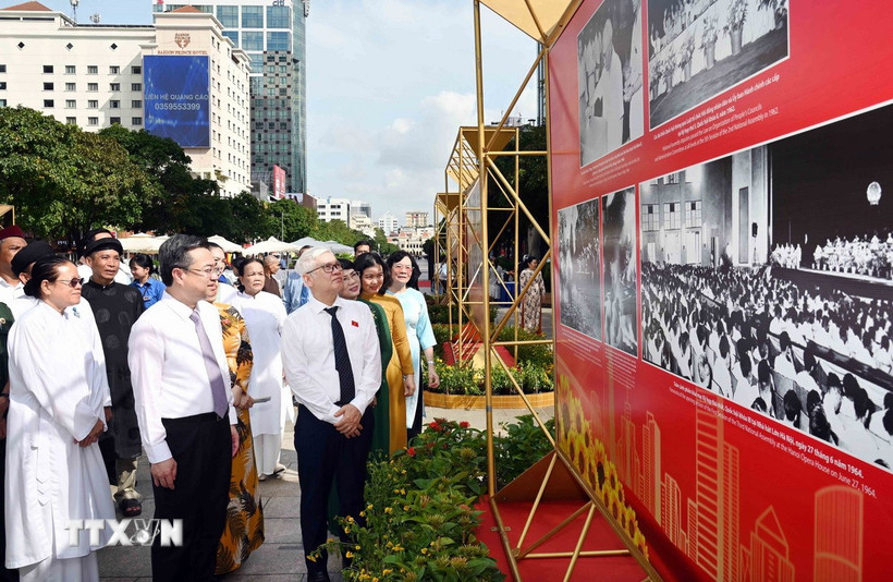 Trưng bày triển lãm ảnh 'Vinh quang 80 năm Quốc hội Việt Nam' - Ảnh 1.