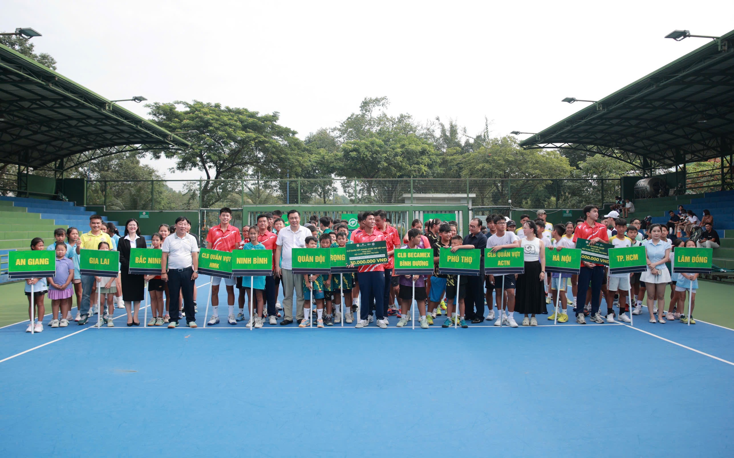 Nadšení propuklo na Mistrovství republiky juniorů v tenise 2025 - Foto 2. Sôi nổi Giải Quần vợt vô địch các cây vợt trẻ xuất sắc Quốc gia năm 2025 - Ảnh 2.