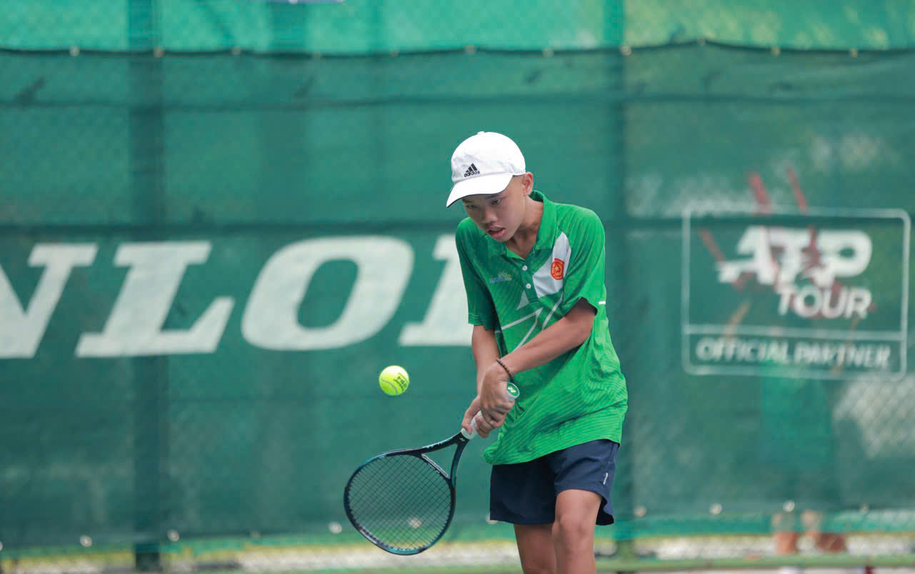 Vzrušující Mistrovství republiky v tenise mládeže 2025 - Foto 4. Sôi nổi Giải Quần vợt vô địch các cây vợt trẻ xuất sắc Quốc gia năm 2025 - Ảnh 4.