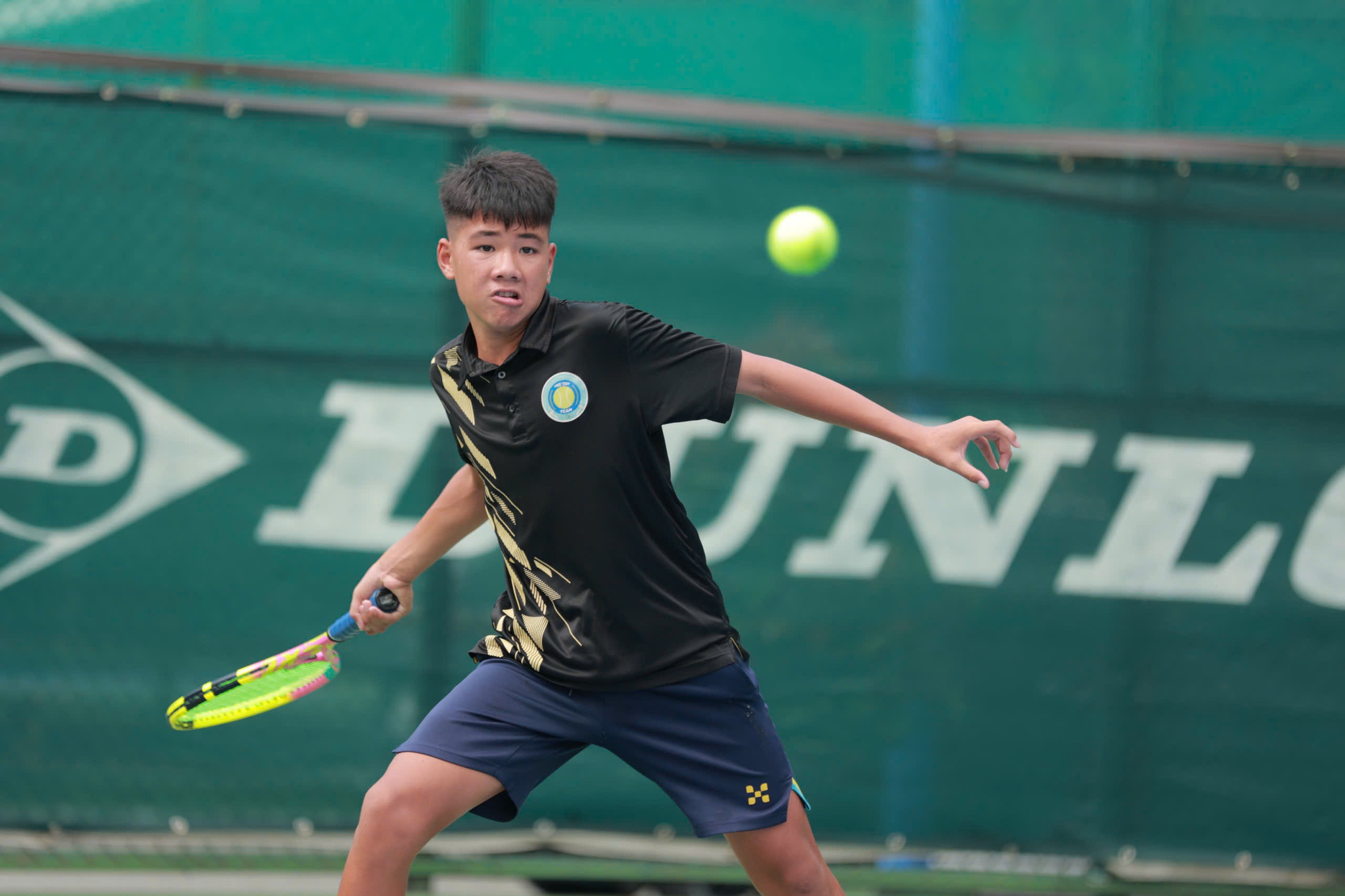 Nadšení propuklo na mistrovství Národního výborného mladého tenisu 2025 - Foto 3. Sôi nổi Giải Quần vợt vô địch các cây vợt trẻ xuất sắc Quốc gia năm 2025 - Ảnh 3.
