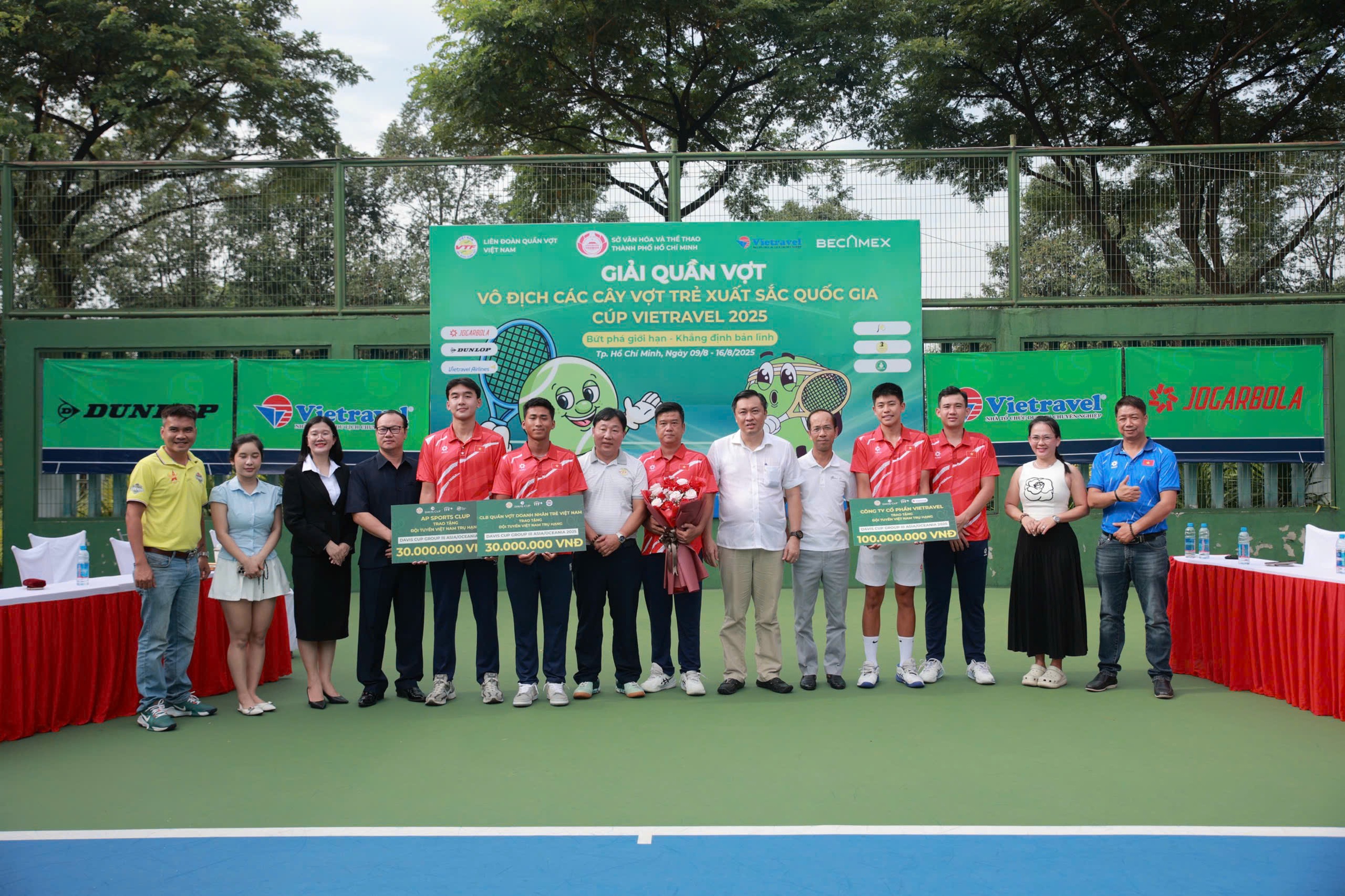 Vzrušující Mistrovství republiky v tenise mládeže 2025 - Foto 5. Sôi nổi Giải Quần vợt vô địch các cây vợt trẻ xuất sắc Quốc gia năm 2025 - Ảnh 5.