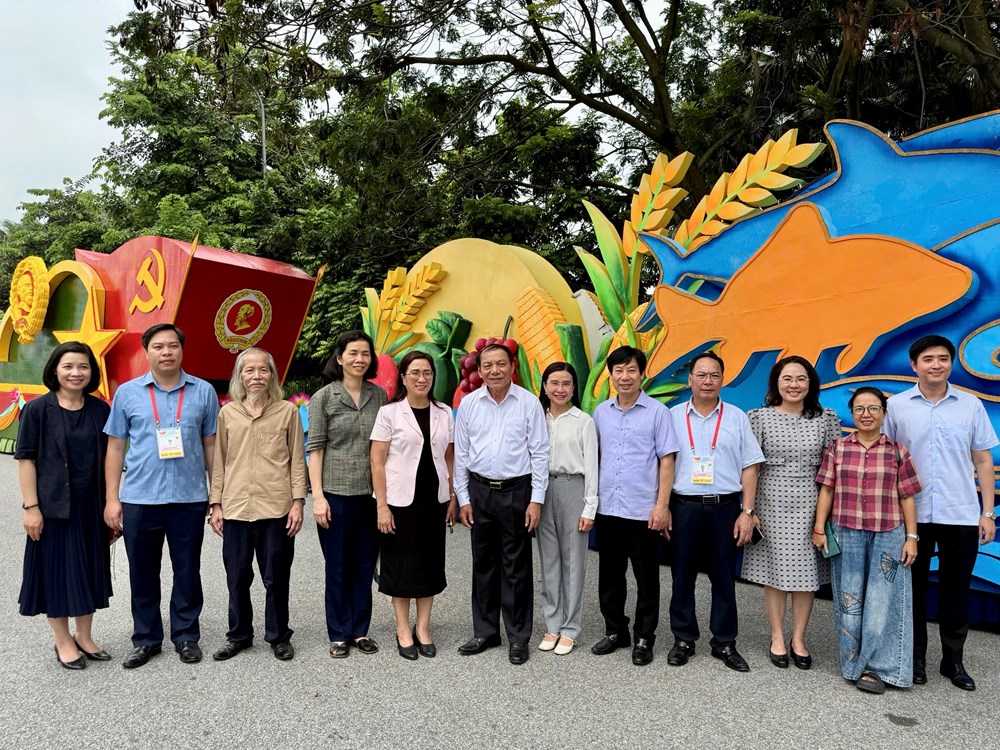 Bộ trưởng Nguyễn Văn Hùng kiểm tra công tác chuẩn bị xe mô hình phục vụ Lễ diễu binh, diễu hành kỷ niệm 80 năm Quốc khánh - Ảnh 1. Bộ trưởng Nguyễn Văn Hùng kiểm tra công tác chuẩn bị xe mô hình phục vụ Lễ diễu binh, diễu hành kỷ niệm 80 năm Quốc khánh - Ảnh 1.