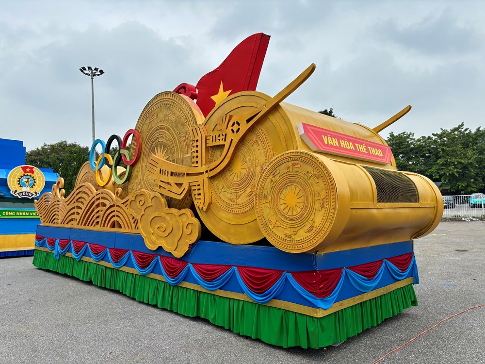 Bộ trưởng Nguyễn Văn Hùng kiểm tra công tác chuẩn bị xe mô hình phục vụ Lễ diễu binh, diễu hành kỷ niệm 80 năm Quốc khánh - Ảnh 2. Bộ trưởng Nguyễn Văn Hùng kiểm tra công tác chuẩn bị xe mô hình phục vụ Lễ diễu binh, diễu hành kỷ niệm 80 năm Quốc khánh - Ảnh 2.