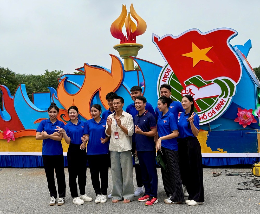 Bộ trưởng Nguyễn Văn Hùng kiểm tra công tác chuẩn bị xe mô hình phục vụ Lễ diễu binh, diễu hành kỷ niệm 80 năm Quốc khánh - Ảnh 3. Bộ trưởng Nguyễn Văn Hùng kiểm tra công tác chuẩn bị xe mô hình phục vụ Lễ diễu binh, diễu hành kỷ niệm 80 năm Quốc khánh - Ảnh 3.