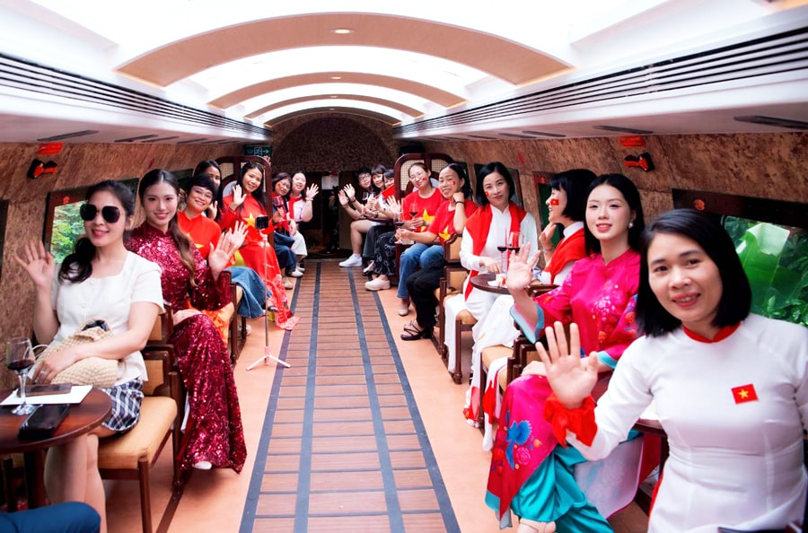 Trải nghiệm khám phá điểm đến bằng giao thông công cộng: Thêm cú hích cho du lịch Hà Nội - Ảnh 1. Trải nghiệm khám phá điểm đến bằng giao thông công cộng: Thêm cú hích cho du lịch Hà Nội - Ảnh 1.