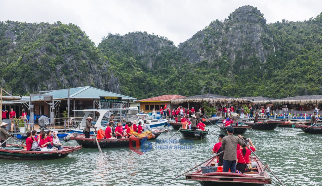 Quảng Ninh: Nâng cao chất lượng sản phẩm du lịch trên vịnh Hạ Long - Ảnh 2.