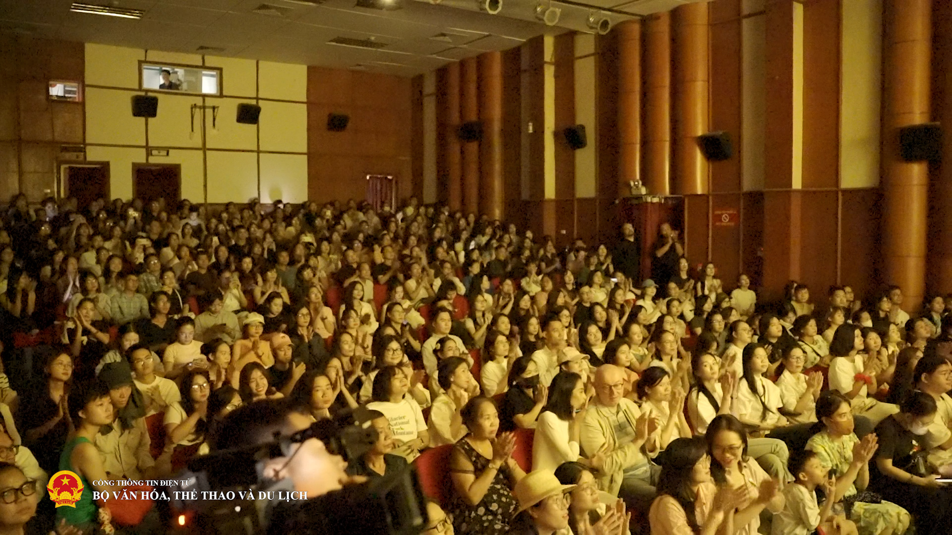 The journey to find the origin in Hành trình đi tìm cội nguồn trong "Chân trời rực rỡ" khiến khán phòng lặng đi vì xúc động - Ảnh 3.