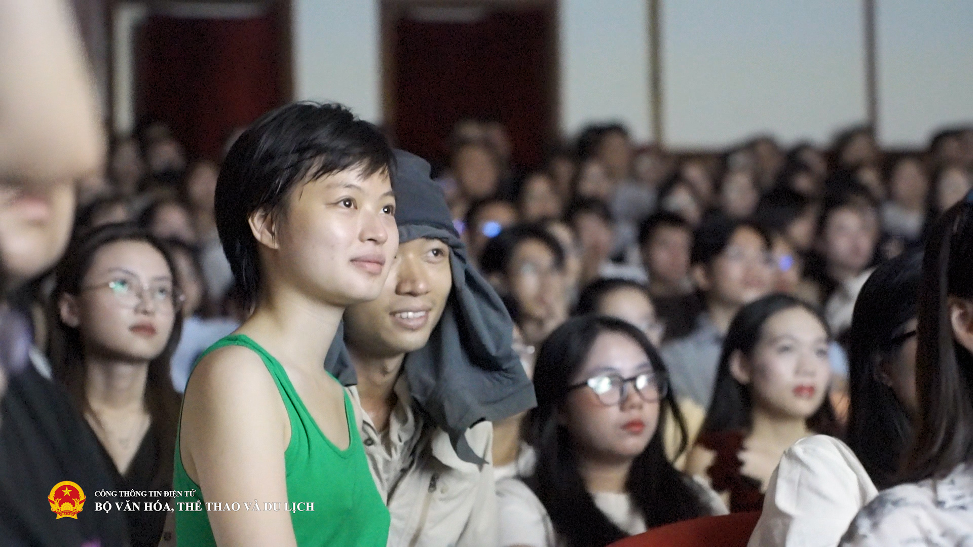 The journey to find the origin in Hành trình đi tìm cội nguồn trong "Chân trời rực rỡ" khiến khán phòng lặng đi vì xúc động - Ảnh 1.