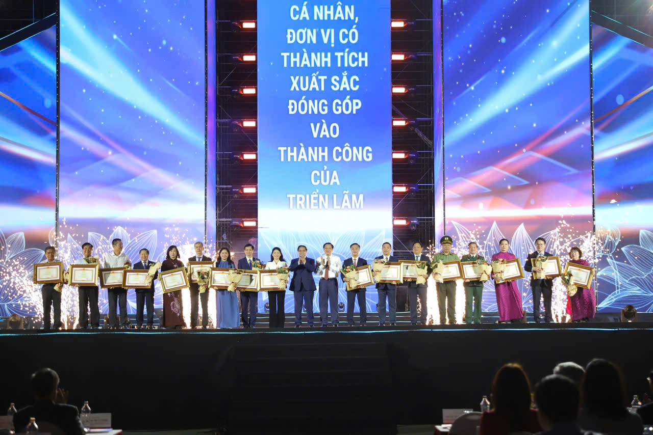 Awarding Certificates of Merit from the Prime Minister to 36 groups ...