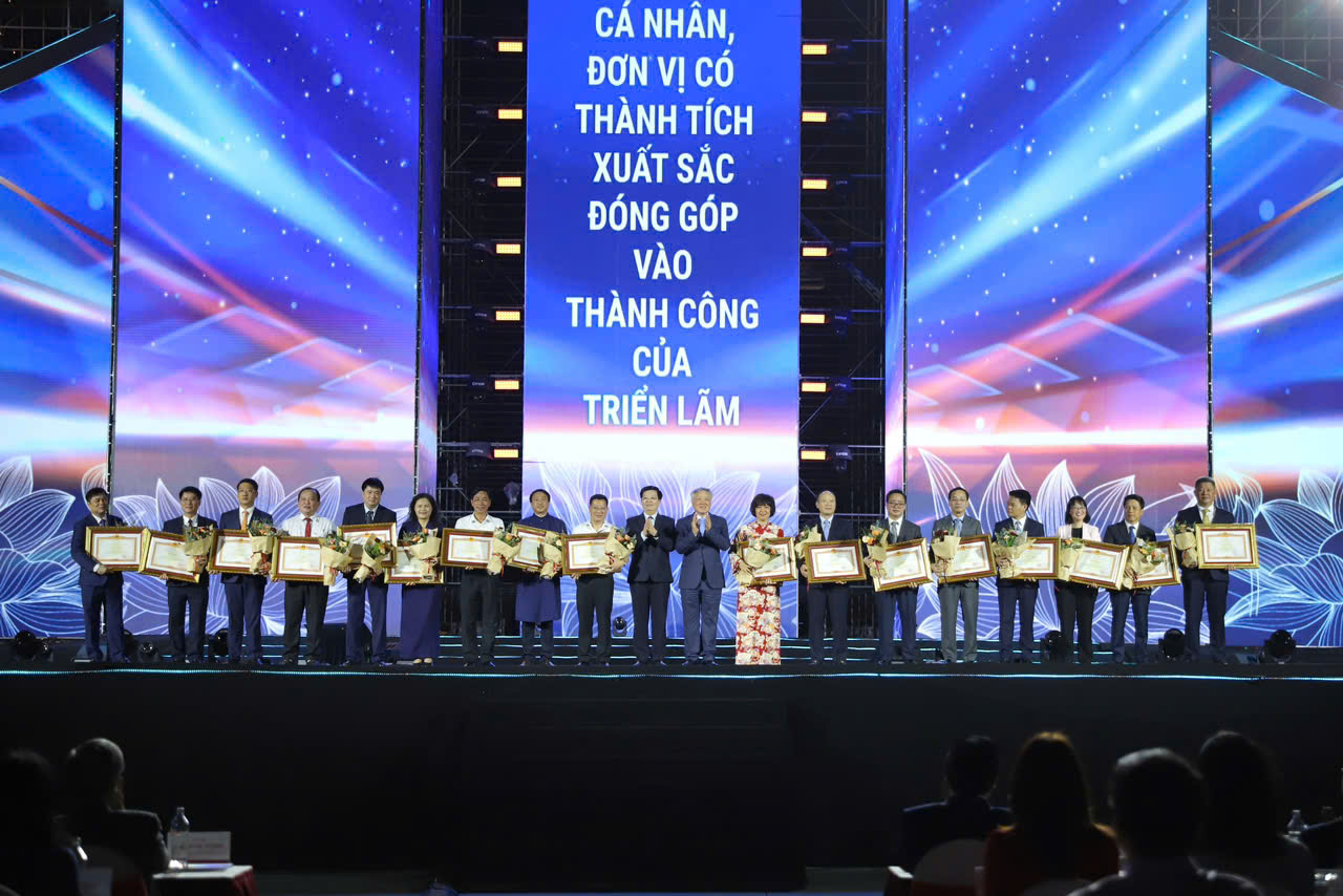 Awarding Certificates of Merit from the Prime Minister to 36 groups ...