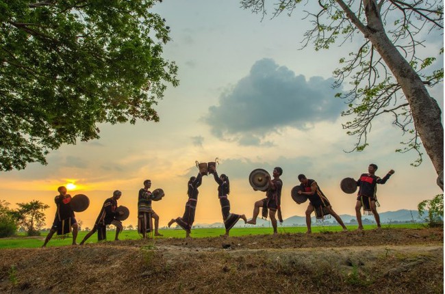 Toàn dân thi đua giữ gìn, phát huy bản sắc văn hóa dân tộc gắn với xây dựng đời sống văn hóa cơ sở: Xây dựng đời sống tinh thần phong phú - Ảnh 2.
