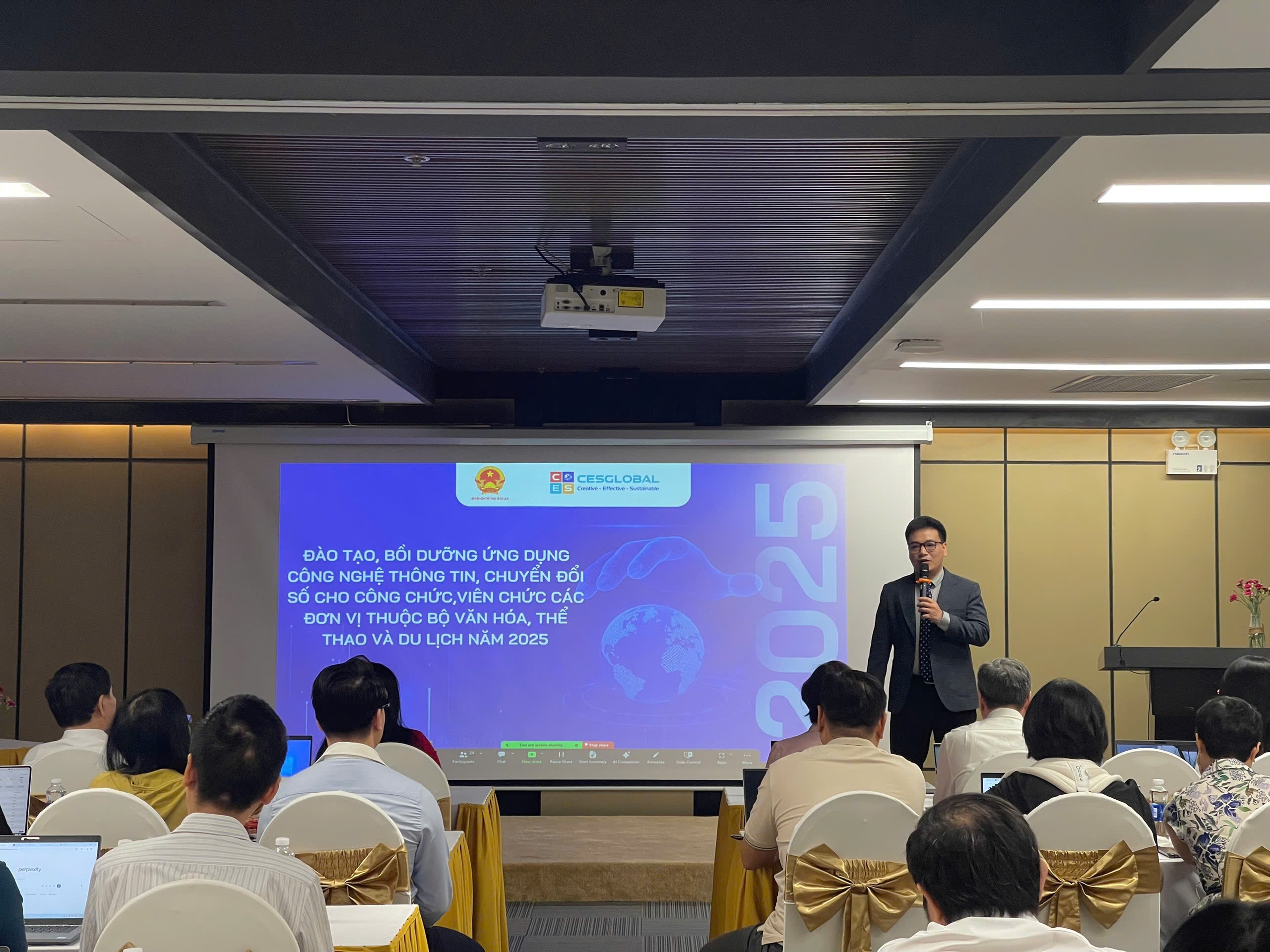 Eröffnung des Schulungs- und Entwicklungskurses zur digitalen Transformation von KI für Beamte und öffentliche Angestellte bei Agenturen und Einheiten des Ministeriums für Kultur, Sport und Tourismus – Foto 3. Khai giảng lớp Đào tạo, Bồi dưỡng Chuyển đổi số về AI cho công chức, viên chức tại các cơ quan đơn vị thuộc Bộ VHTTDL - Ảnh 3.