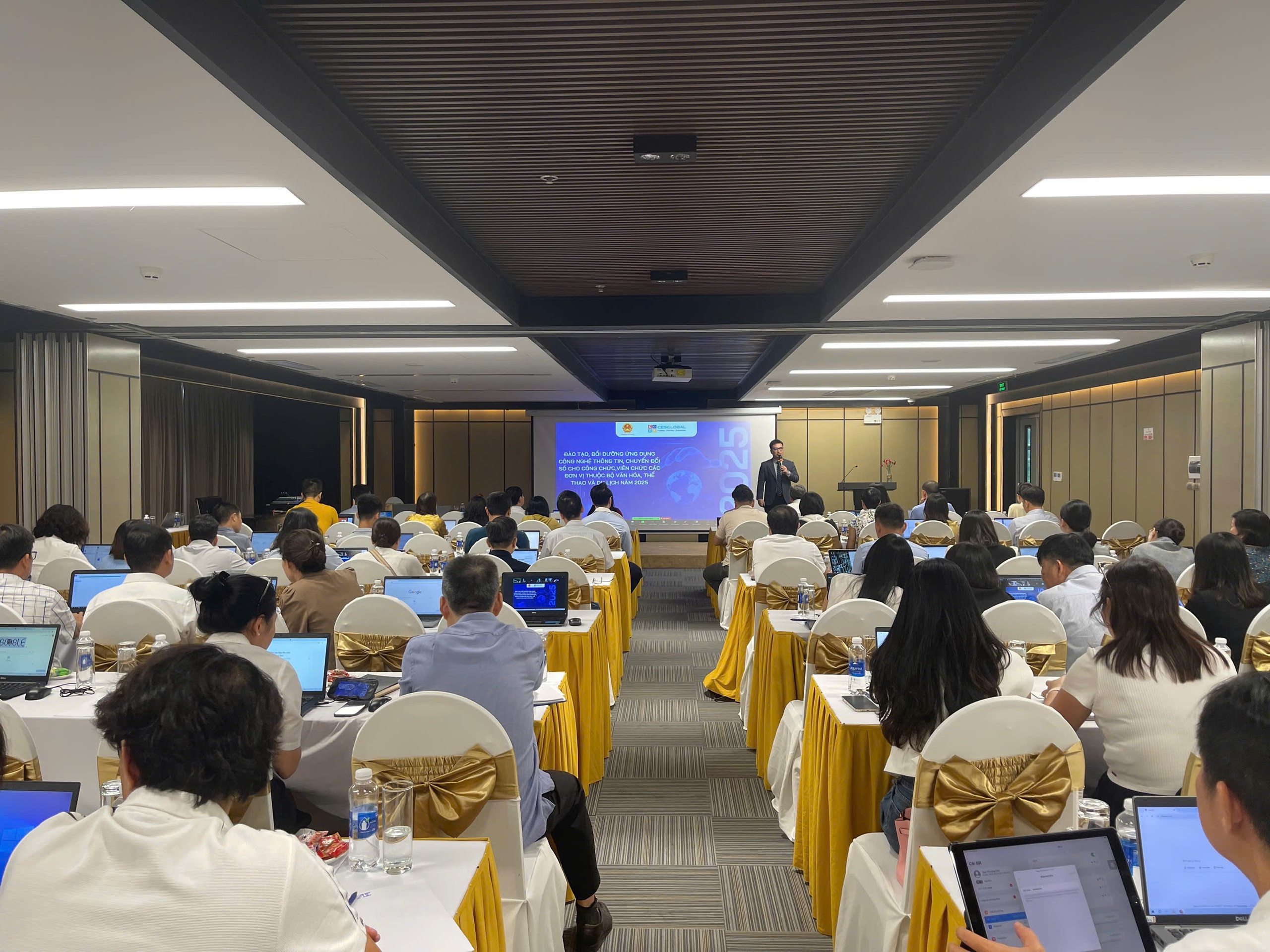 Eröffnung des Schulungs- und Entwicklungskurses zur digitalen Transformation von KI für Beamte und öffentliche Angestellte bei Agenturen und Einheiten des Ministeriums für Kultur, Sport und Tourismus – Foto 2. Khai giảng lớp Đào tạo, Bồi dưỡng Chuyển đổi số về AI cho công chức, viên chức tại các cơ quan đơn vị thuộc Bộ VHTTDL - Ảnh 2.