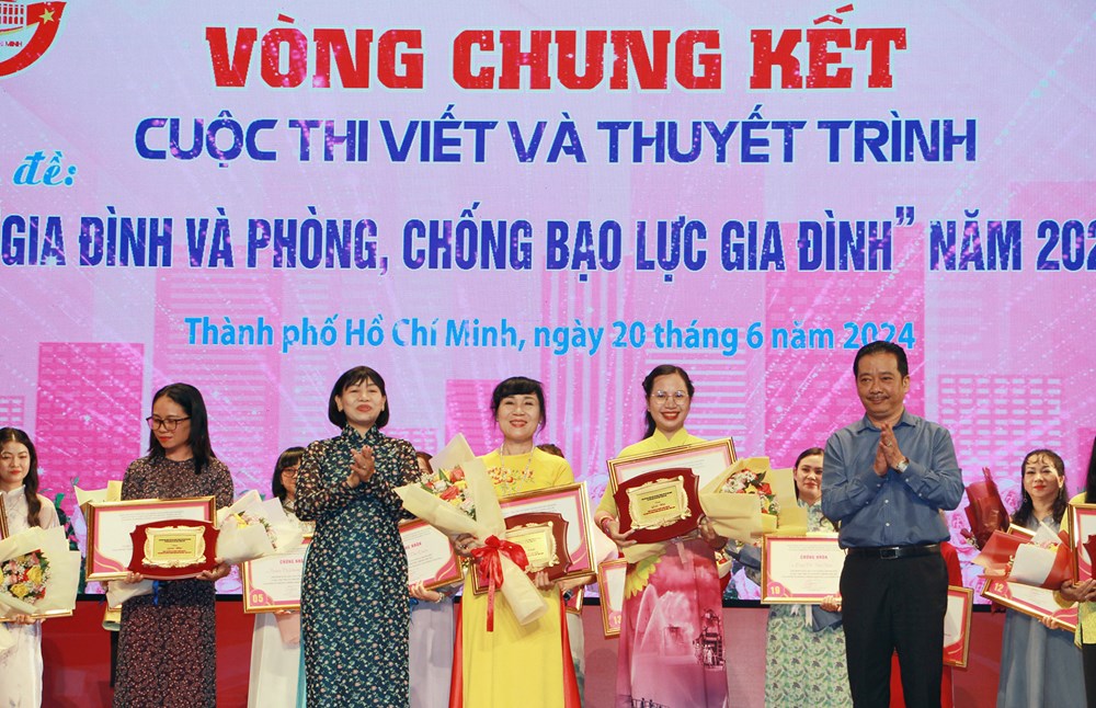 Ra mắt sách về phòng, chống bạo lực gia đình và xây dựng gia đình hạnh phúc - Ảnh 2. Ra mắt sách về phòng, chống bạo lực gia đình và xây dựng gia đình hạnh phúc - Ảnh 2.